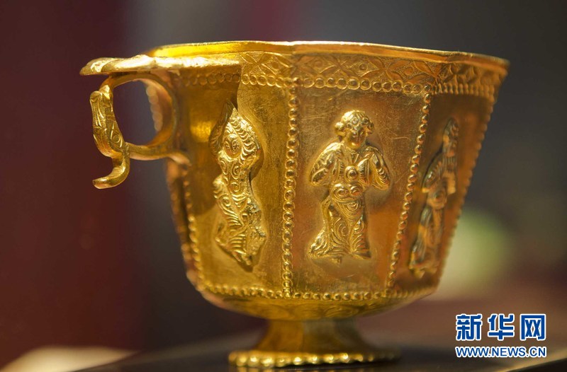 从“黑石号”沉船上打捞起的八棱胡人伎乐金杯——杯面上的舞伎长发飞扬，有胡人之貌。这是在中国境外发现的最重要的唐代金器之一。