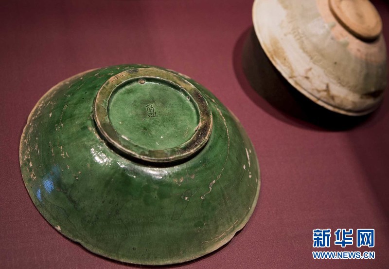 从“黑石号”沉船上打捞起的“盈”字款白釉绿彩瓷碗，是皇家大盈库瓷器。
