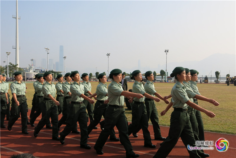 香港青少年军成员的中式步操表演