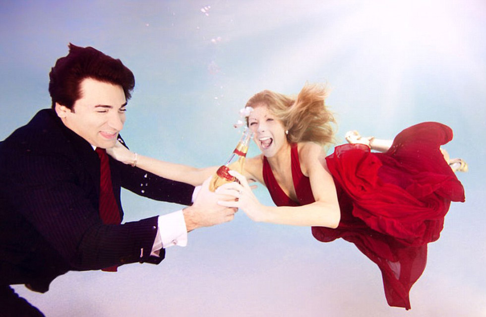 摄影师奥普里斯为新人拍摄水下订婚照片,取代传统订婚照。