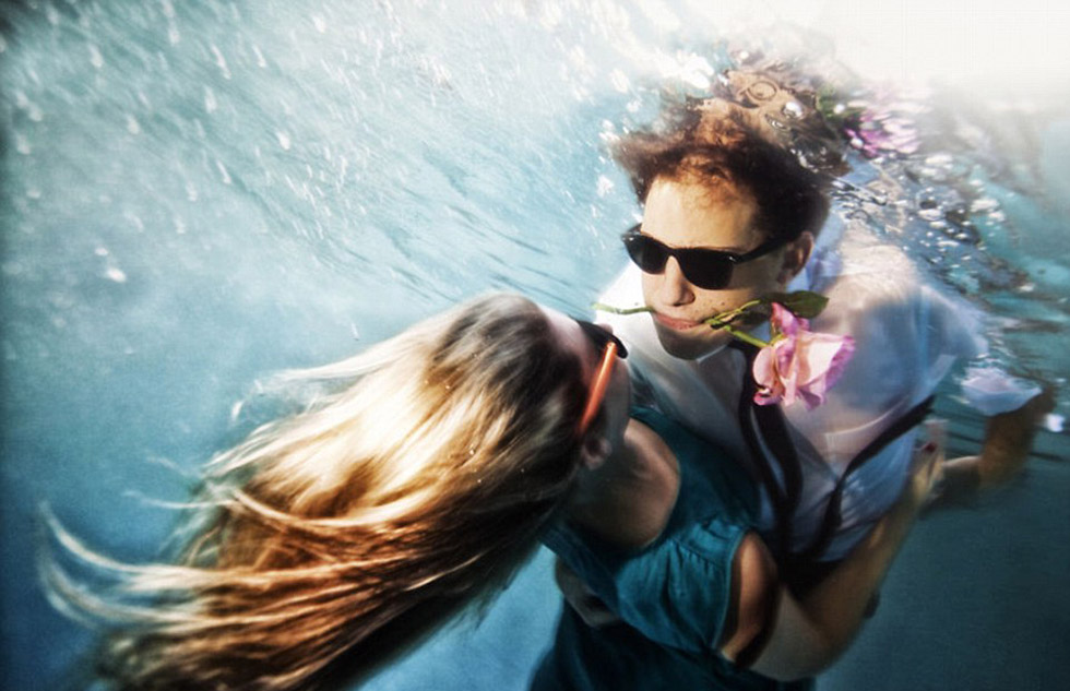 摄影师奥普里斯为新人拍摄水下订婚照片,取代传统订婚照。