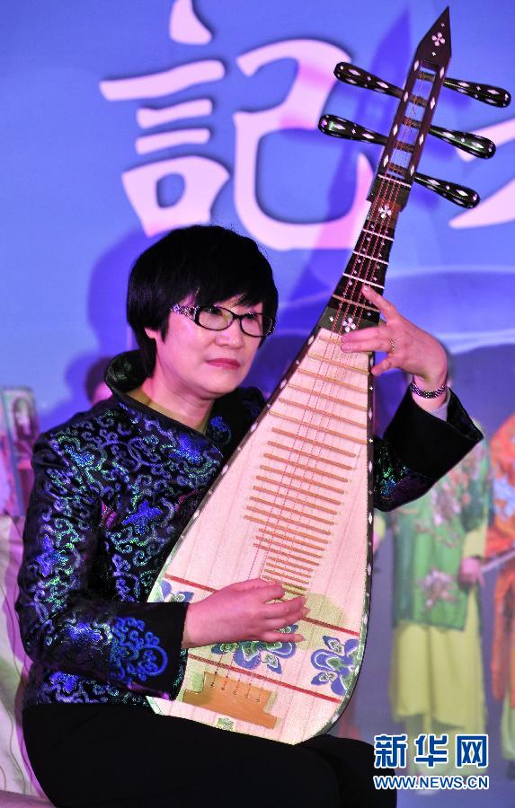 12月16日，五弦琵琶演奏家吴玉霞表演民族乐剧《印象·国乐》选段。
