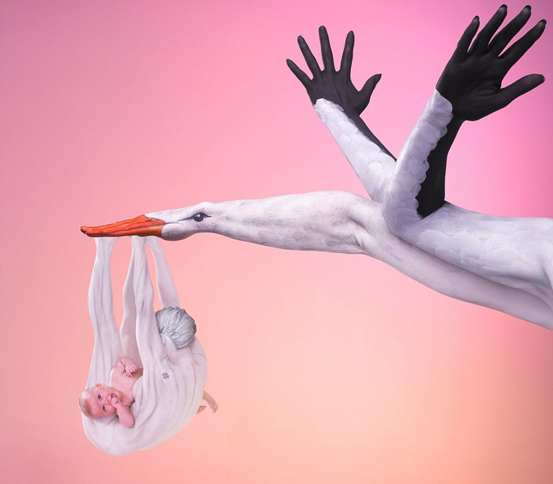 英国人体彩绘艺术家凯特·迪恩创造的人体彩绘鸟类造型图之一,展现嗷嗷待哺的婴儿。(网页截图)