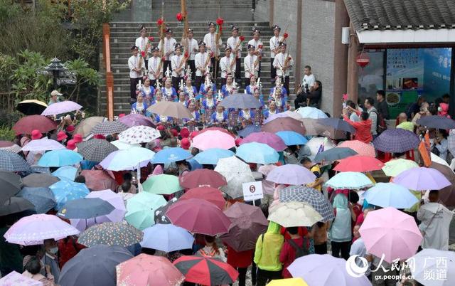 扶贫专列催火侗乡风情游