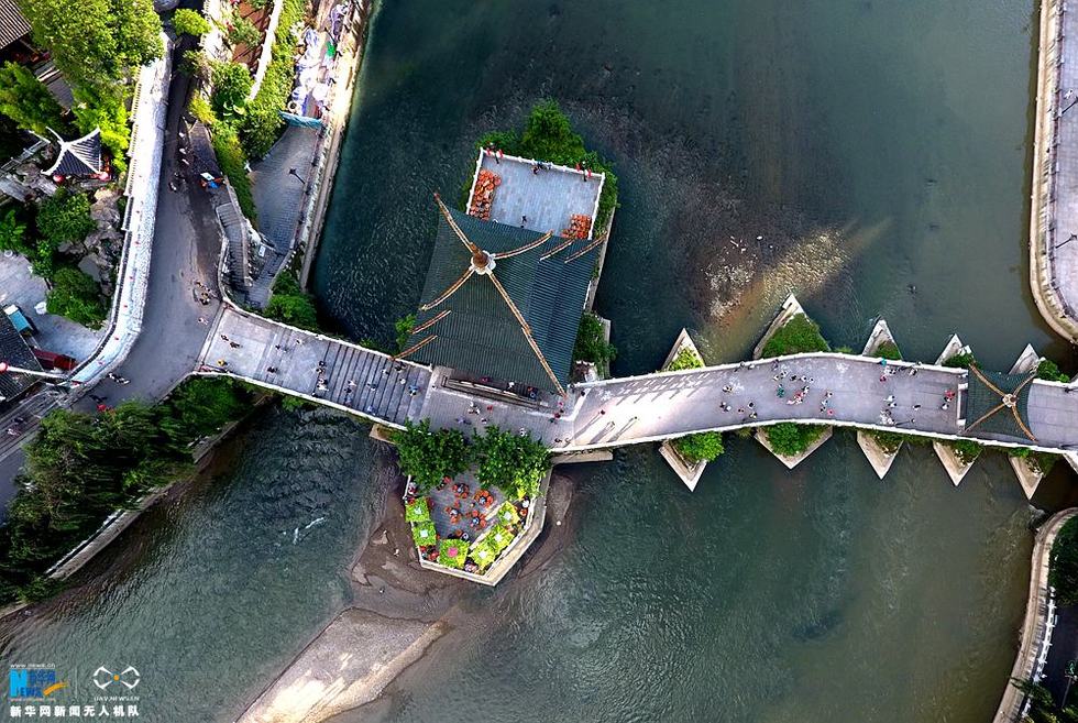 航拍贵阳甲秀楼 南明河上见证400年风雨