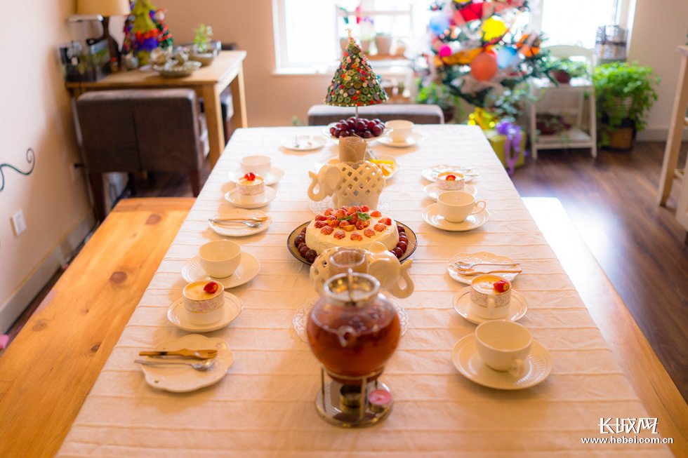 约上几个好友一同围坐在餐桌前。