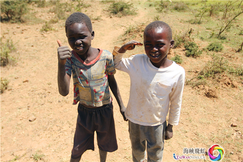 村口的孩子和记者打招呼