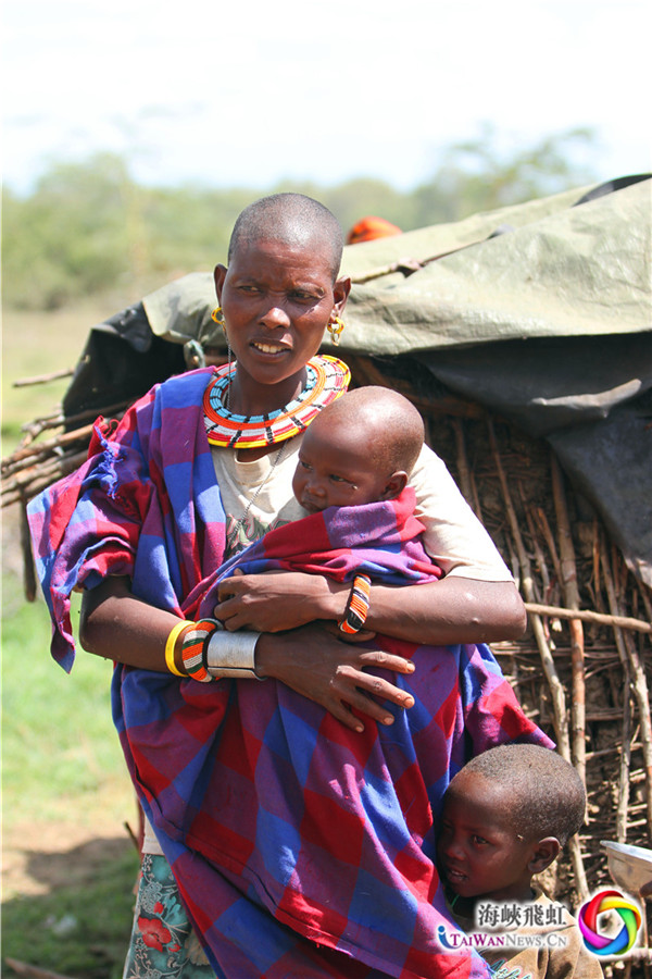照看孩子的马赛妇女