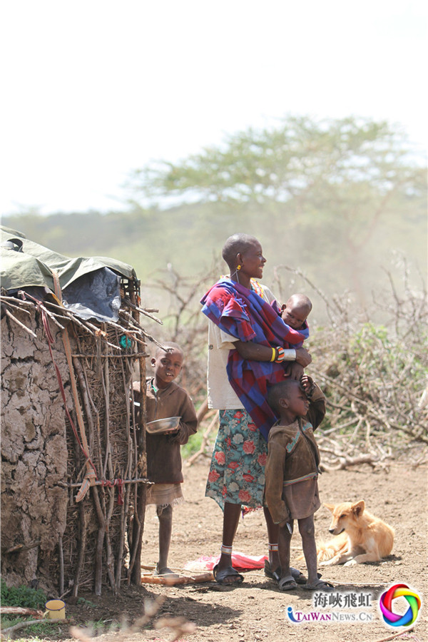 守在房门口的一家子