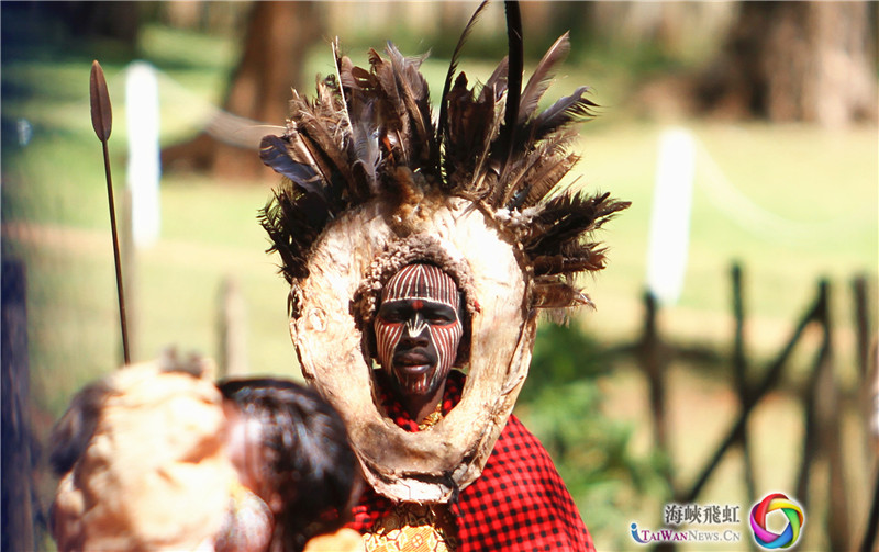 盛装的马赛人正在寻找游客与其合影赚取小费