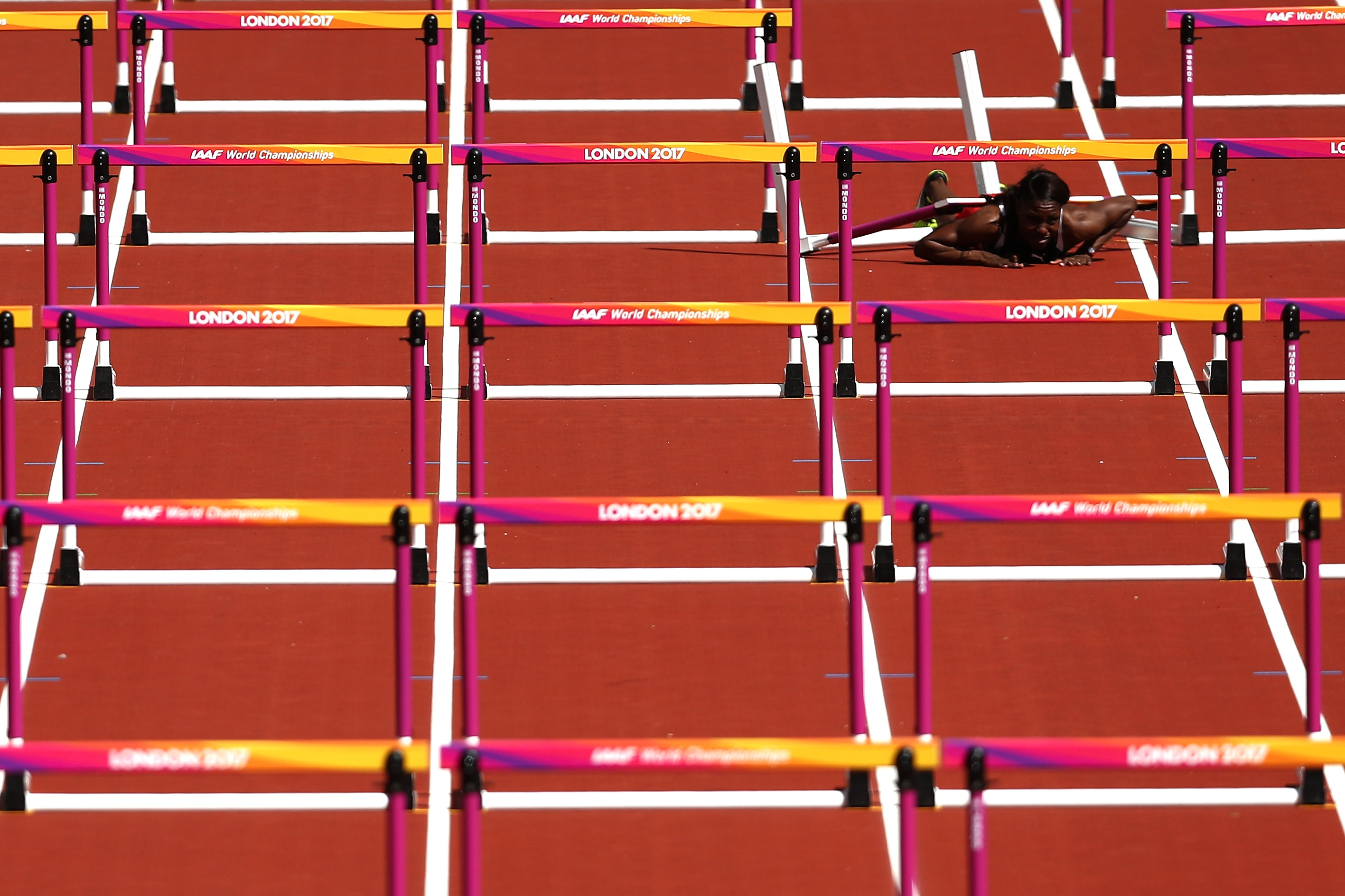 惨!女选手100米栏摔伤昏厥 被担架抬离