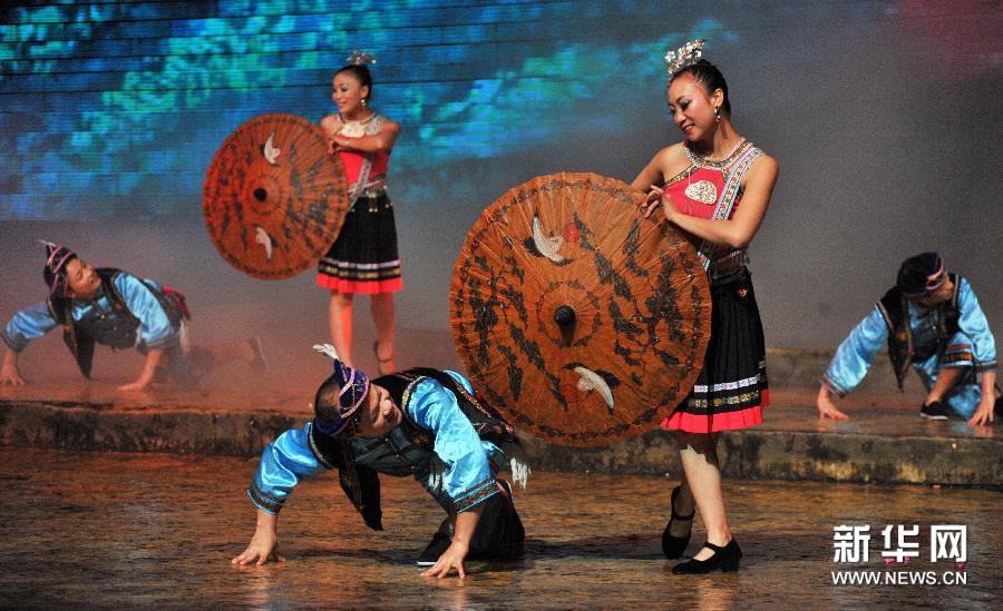 11月15日晚，在广西三江侗族自治县“侗乡鸟巢”剧场，来自湖南城步苗族自治县的演员在表演民族舞蹈《苗伞传情》。