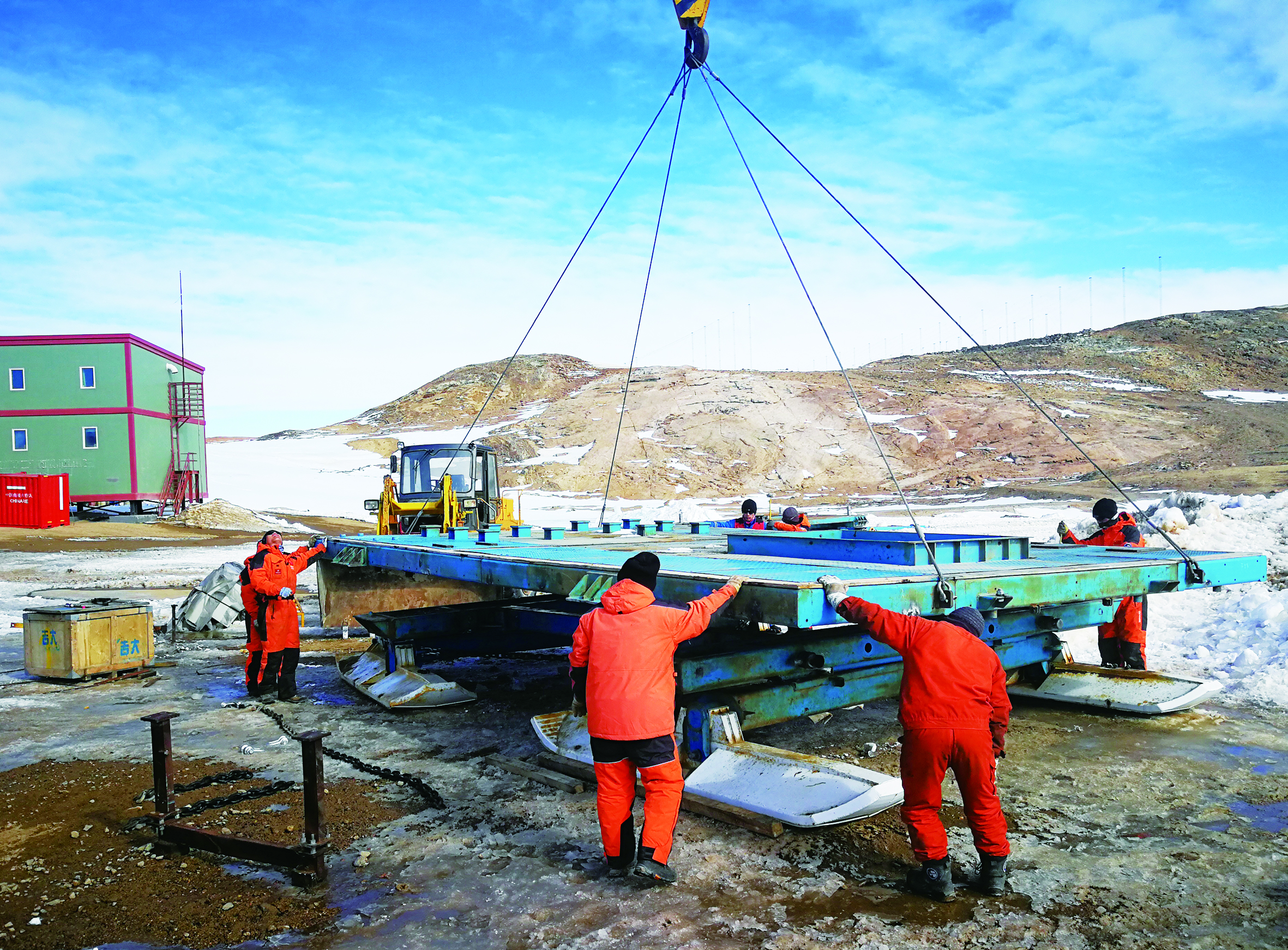 吉大科考隊六名師生為我國獲取首支冰下基層岩心