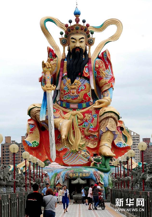 坐落在台湾高雄市东照山关帝庙内的巨型关公塑像（2011年6月25日摄）。