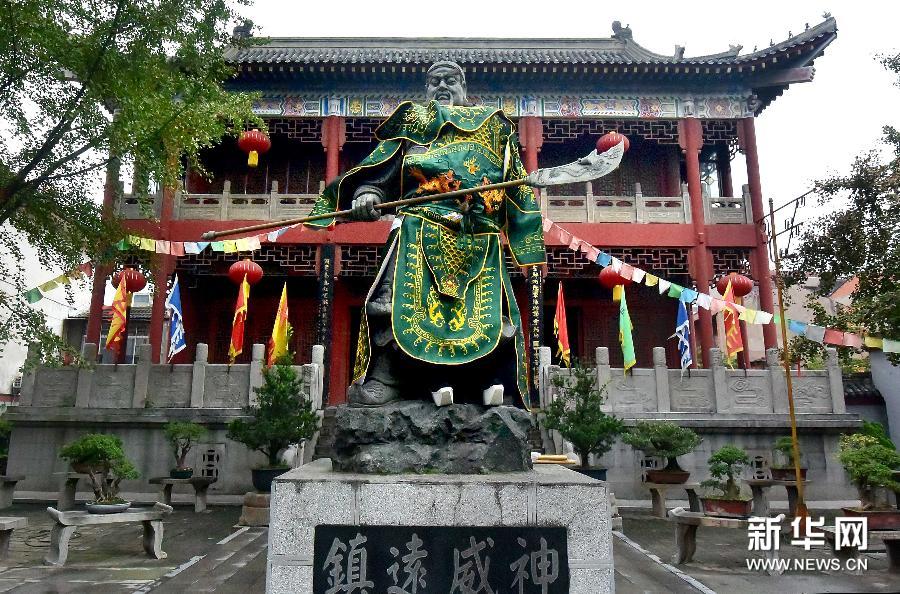 矗立在湖北省荆州市关羽庙内的关公雕像（9月16日摄）。