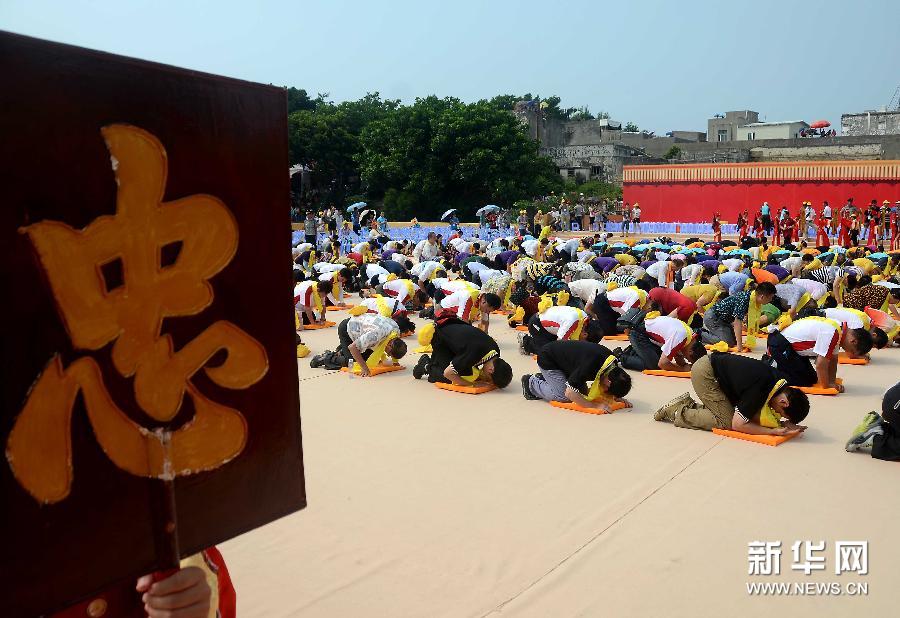 在福建省东山县举行的第二十二届海峡两岸关帝文化旅游节上，两岸信众在东山关帝庙前参加祭拜仪式（2013年7月21日摄）。