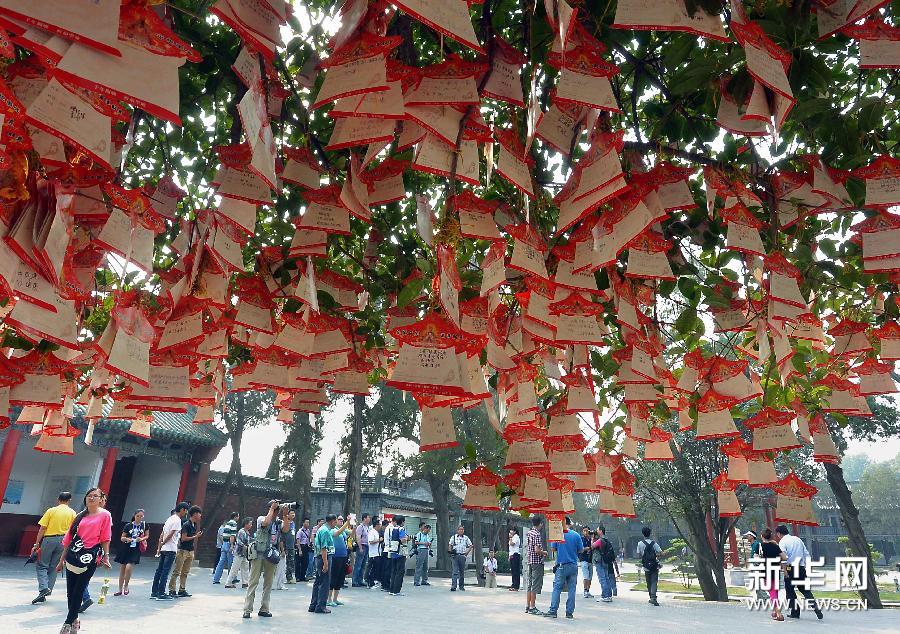 在河南省洛阳市的关林庙院内，树上挂满了“祈福牌”（2012年9月19日摄）。