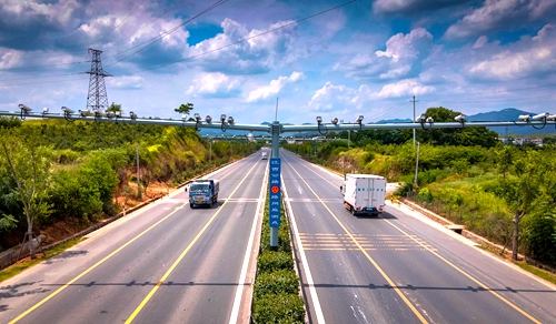 “黑科技”大数据齐上阵 赣州科技治超显成效_fororder_科技治超电子设备检测现场