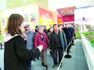 （要聞）貴陽市南明區老幹部參觀貴州省改革開放四十週年展覽