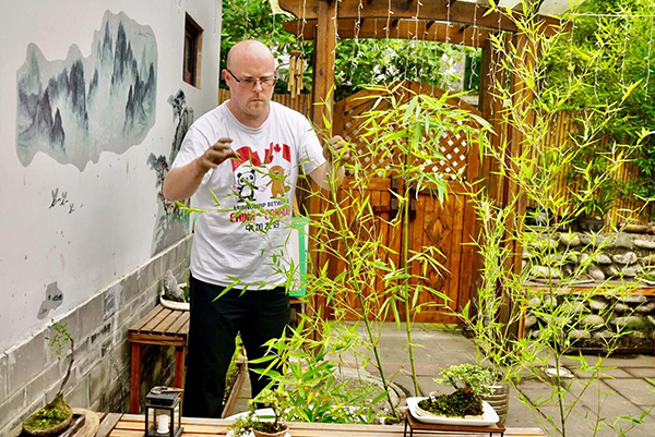 老外在四川⑳｜爱上“川派盆景”的加拿大人查德：希望我的盆景成为成都的一部分_fororder_查德正在打理他的竹子盆景-受访者供图