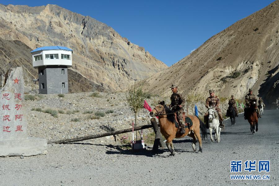 什布奇邊防連退伍老兵騎上軍馬巡視營區(qū)（10月19日攝）。當日，西藏阿里軍分區(qū)布奇邊防連官兵敲鑼打鼓，為20余名服役期滿即將退出現(xiàn)役的老兵送行。什布奇邊防連位于喜馬拉雅山腹地，大雪封山期長達5個月。每年大雪封山前，該連退伍老兵都會提前結(jié)束邊防執(zhí)勤任務惜別軍營，撤至300公里外的札達縣城。新華社發(fā)（向文軍 攝）