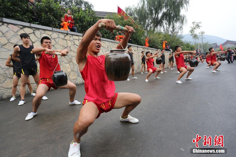 10月19日，塔溝武校的學子表演少林絕技。當日，第十屆中國鄭州國際少林武術(shù)節(jié)開幕，塔溝武校6700名學員進行了少林棍、梅花樁、鐵砂掌、上罐功、倒吊功、飛檐走壁、沙袋功、鐵牛耕地等少林絕技展示，令現(xiàn)場中外嘉賓震撼不已。 中新社發(fā) 楊正華 攝