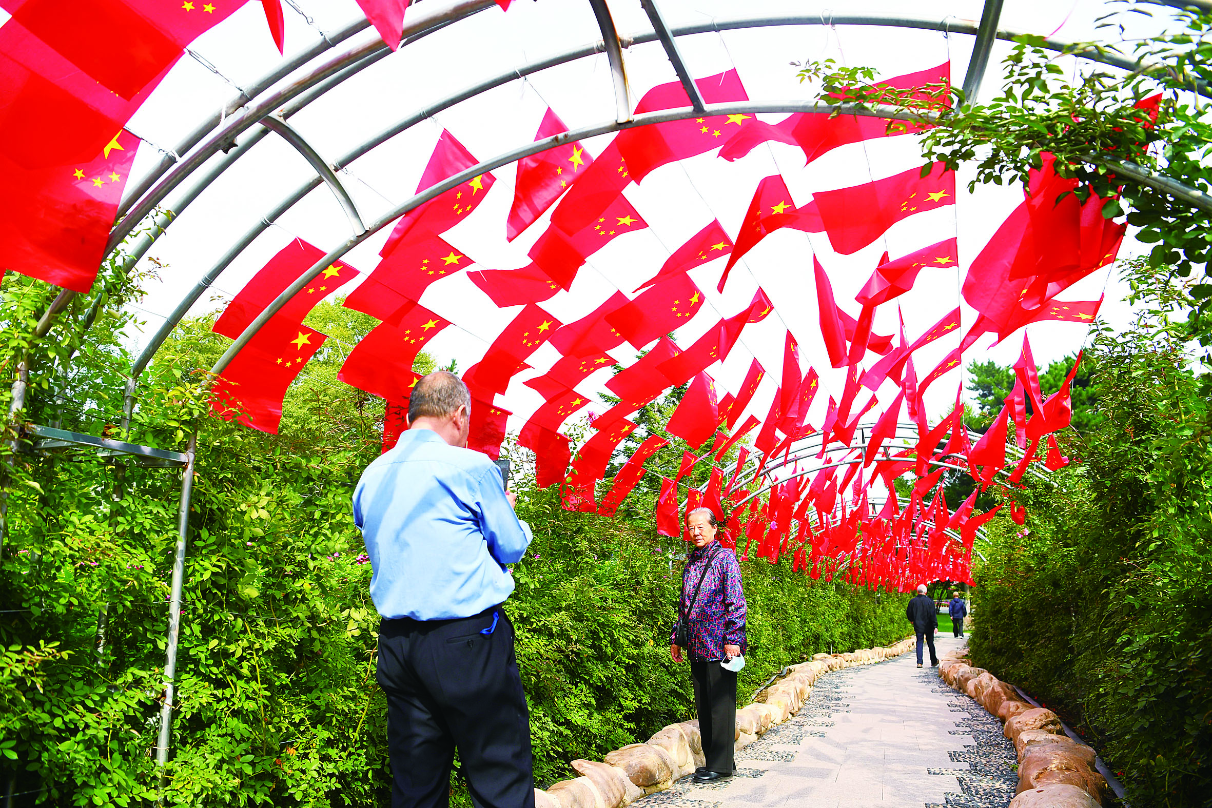 “雙節”來臨 長春市大街小巷洋溢著節日的氣氛