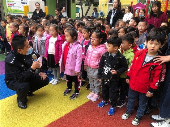 【B】開封市順河分局鐵塔派出所民警走進幼兒園開展安全教育活動