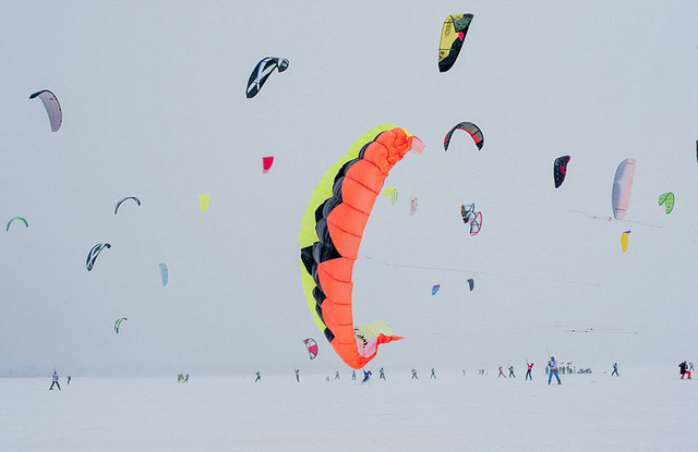 俄羅斯舉辦"雪地風箏"錦標賽 選手隨風競速