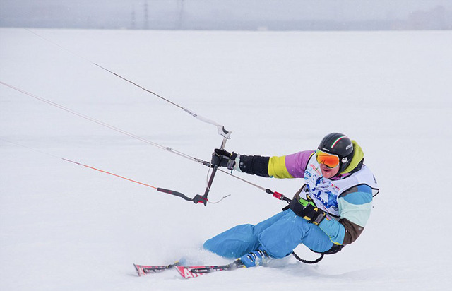 俄羅斯舉辦"雪地風箏"錦標賽 選手隨風競速