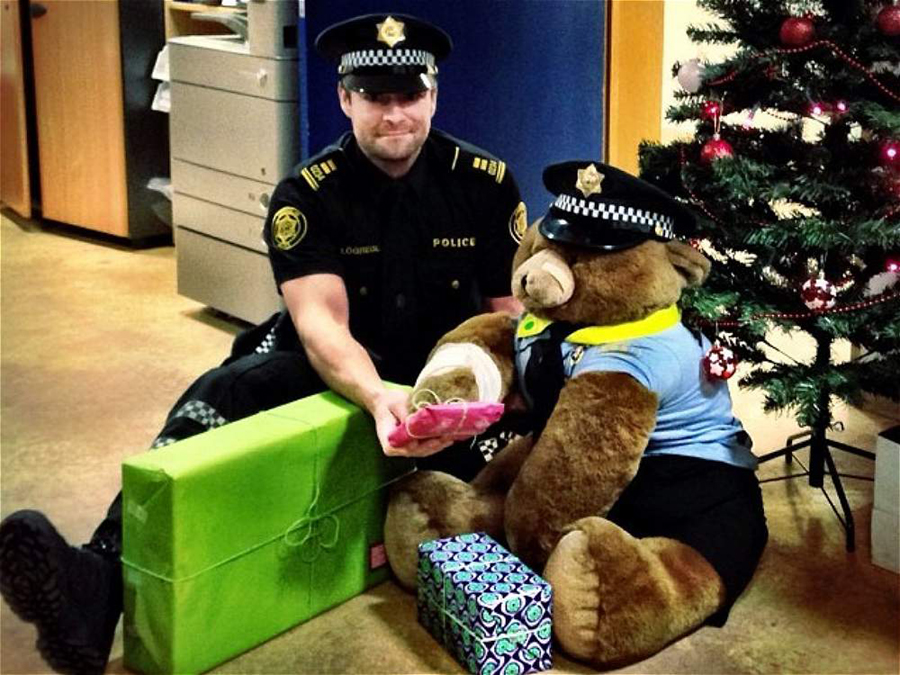 原来“大块哥”警察也喜欢毛绒玩具。