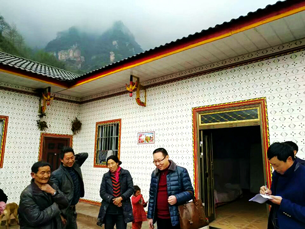 图片默认标题_fororder_县级领导慰问贫困户(屏山县委宣传部供图)