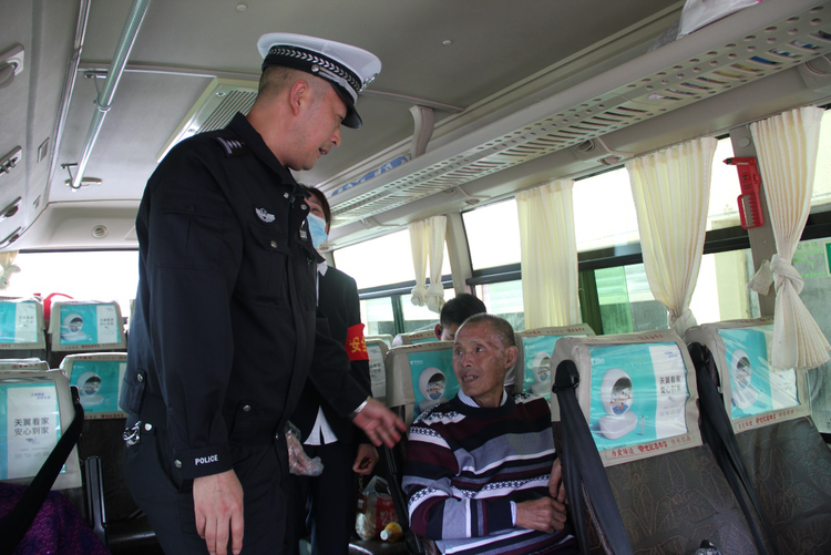 【B】重慶石柱交巡警：以客運源頭監管為抓手 為中秋國慶旅客出行“把關”