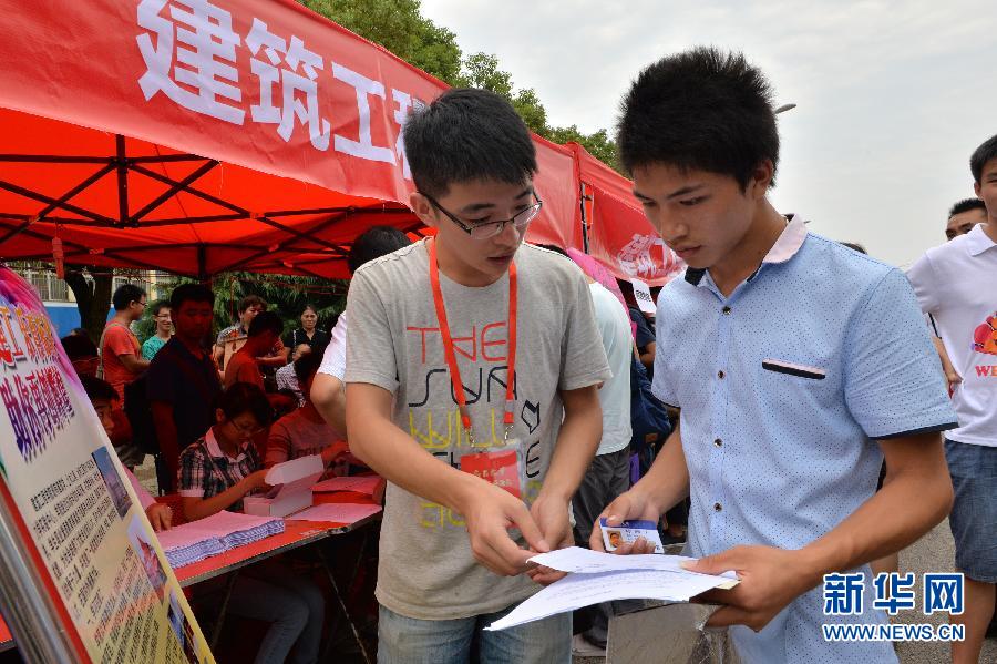     9月3日，柳艷兵（前右）在新生報到處咨詢了解報到相關(guān)手續(xù)。

    當日中午，江西宜春“奪刀少年”柳艷兵來到南昌大學新生報到處，經(jīng)過身份核實、填寫入學報到表完成報到手續(xù)，正式成為南昌大學建筑工程學院土木工程專業(yè)的一名學生，迎來嶄新的大學生活。

    5月31日，在宜春市區(qū)至袁州區(qū)金瑞鎮(zhèn)的一輛中巴車上，一名歹徒將高三學生柳艷兵及其同學易政勇等5名乘客砍傷。當歹徒繼續(xù)舉刀要傷及更多乘客時，柳艷兵不顧自身被砍劇痛，上前奪下歹徒手中的刀，易政勇在解救乘客時再度被砍傷。事發(fā)后，二人因傷情嚴重，錯過了高考。7月2日至3日，柳艷兵、易政勇參加了單獨高考考試，而后分別被南昌大學和江西財經(jīng)大學錄取。9月1日江西宜春市政府在宜春三中為“奪刀少年”柳艷兵和易政勇舉行了歡送儀式，并為其頒發(fā)了助學慰問金。兩人各獲5萬元的各界捐助。新華社記者宋振平攝