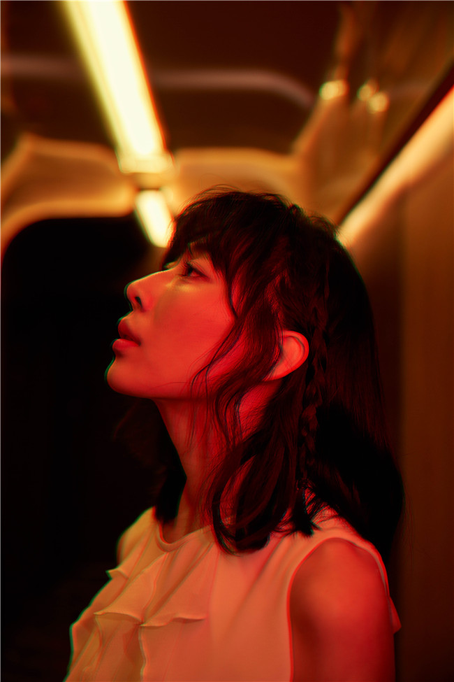 任素汐白裙写真气质惊艳 为新电影写歌又献唱