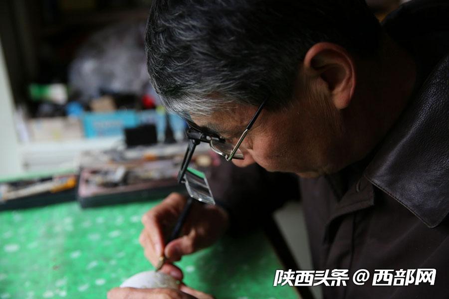 辞去银行工作苦练20余年终成大师 他在蛋壳上雕刻出“美丽中国”