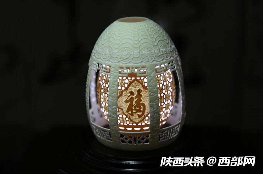 辞去银行工作苦练20余年终成大师 他在蛋壳上雕刻出“美丽中国”