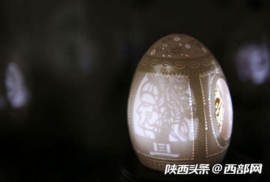 辞去银行工作苦练20余年终成大师 他在蛋壳上雕刻出“美丽中国”