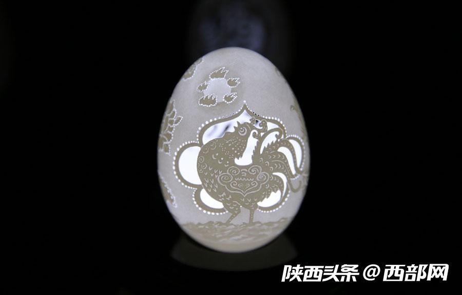 辞去银行工作苦练20余年终成大师 他在蛋壳上雕刻出“美丽中国”