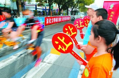 北京：路口有了“禮讓行人”提示語