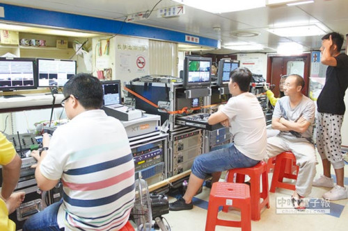 遇3米高大浪考验,湖南广播电视公司工作人员在船上晕到不行,依然坚守工作岗位。图:“中时电子报”