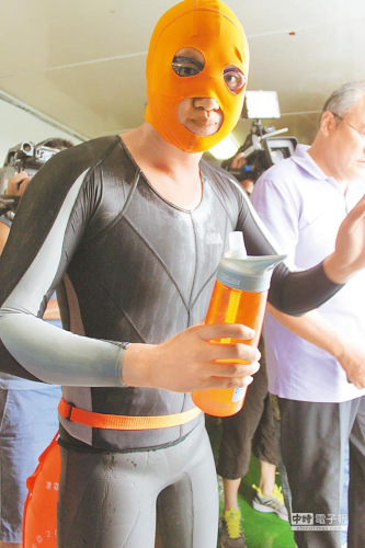 大陆选手葛煜在活动暂停20小时后重新上阵出发。图:“中时电子报”