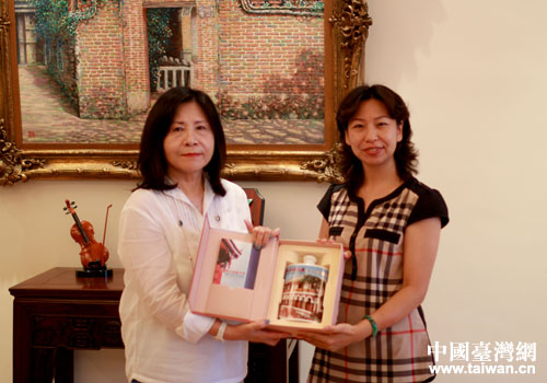 明台高中董事长林芳媖向在京台胞、副秘书长陈子云赠送纪念品。(图片来源:北京市台联)