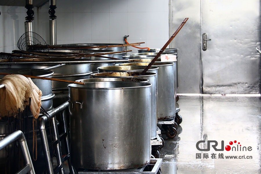 这是用来卤制的容器,每天这里都要完成数吨食品的卤制,制作完毕的食品再由专用通道传递至包装车间。(摄影 刘澄圆)