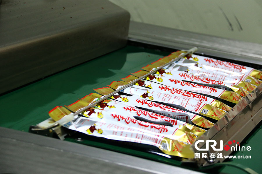 装袋产品还会通过机械进行密封处理。(摄影 刘澄圆)