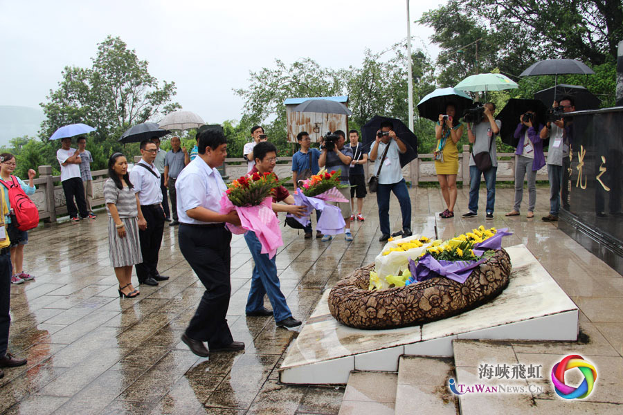 两岸媒体联合采访团向南侨机工纪念碑敬献花环