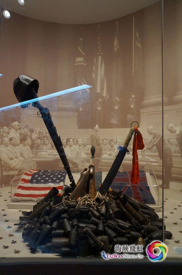 滇西抗战纪念馆用冲锋枪和战刀拼成的“V”型展品,代表着滇西抗战的胜利。