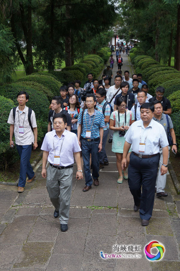 海峡两岸记者联合采访团走进位于腾冲的国殇墓园