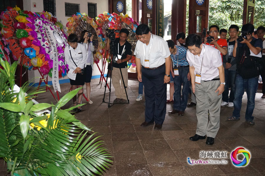 在忠烈祠内,在革命先行者孙中山先生画像面前,两岸联合采访团团长马晓光和副团长杨青向抗日英烈敬献了花篮与挽联,并与在场记者一起进行了默哀仪式。