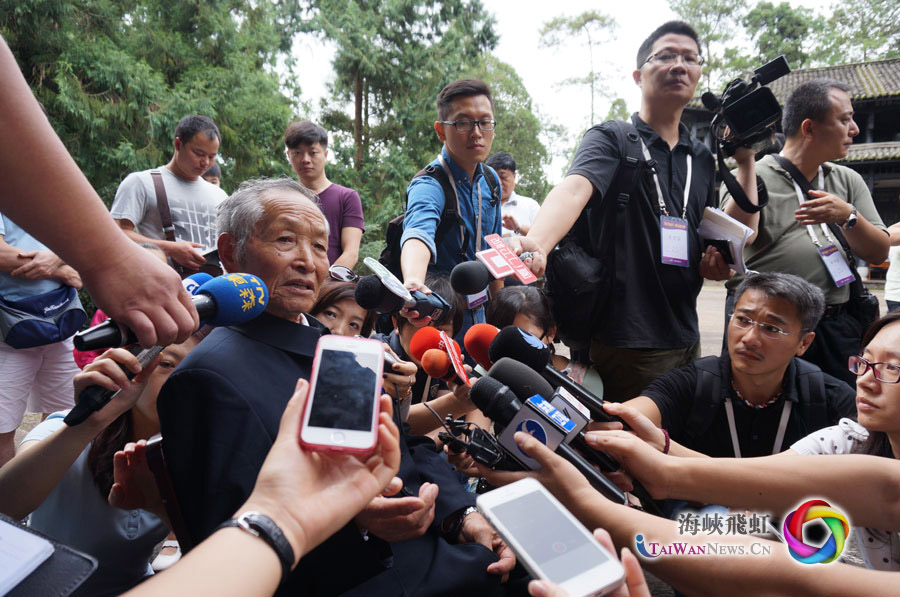 两岸记者采访89岁的老兵卢彩文。